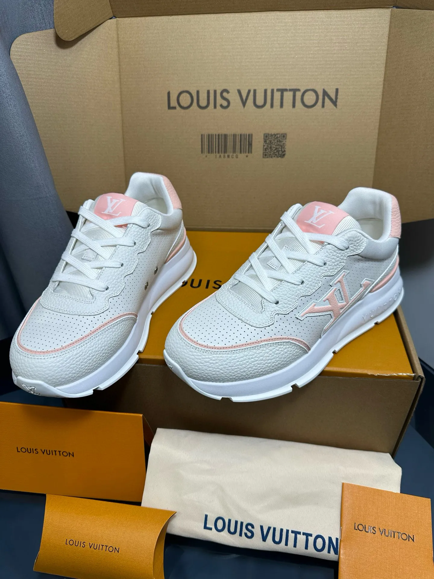 Factory price: 700💰🌈LV | Louis Vuitton 2025𝐬𝐬 🧡💚2025 spring and summer new style top version‼ ️The original version is the same. The counter focuses on the latest casual shoes and new hard goods🆕 ❥Purchasing agent level! Full of high-end feel! A popular model among bloggers at home and abroad, it’s retro and fashionable, and looks stunning on your feet! Wear a lot of happiness! The official website's main recommendation★ ━━━━━ ЅᏇєєt ━━━━━ ▪️Upper: Original custom-made imported calfskin fabric ▪️Inner: breathable gauze imported from Italy ▪️Outsole: rubber foam ➕t men's men's shoes 💰u high-end outsole ▪️Color: nine colors available ▪️Shoe size: 35-44, (45, 46 customized)